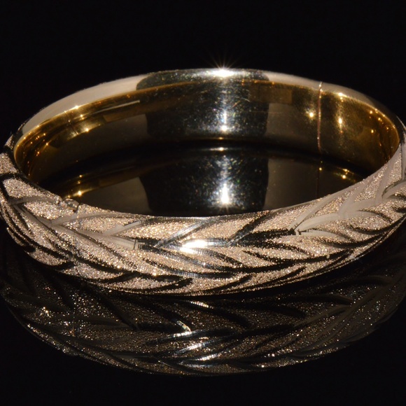 GORGEOUS 14K SOLID GOLD ENGRAVED LEAVES STACKING BANGLE BRACELET - Picture 3 of 14